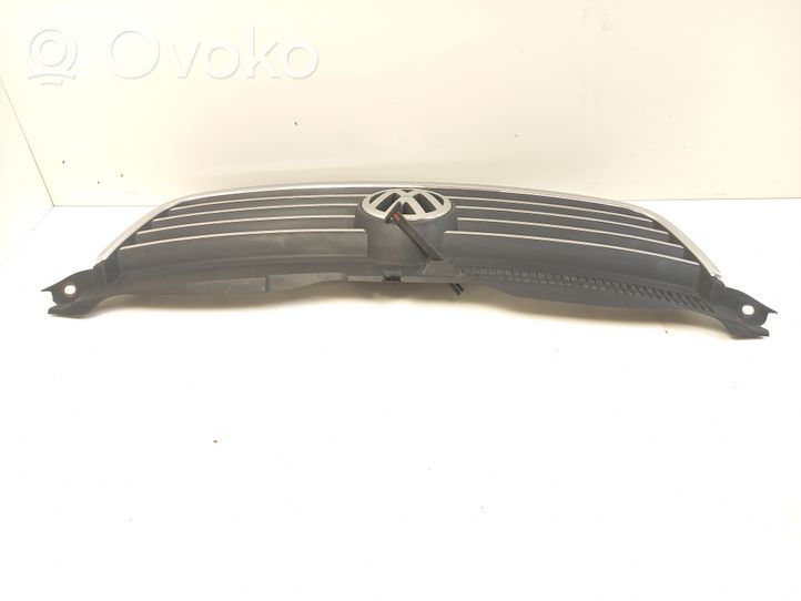 Volkswagen PASSAT B5.5 Etupuskurin ylempi jäähdytinsäleikkö 3B0853651L