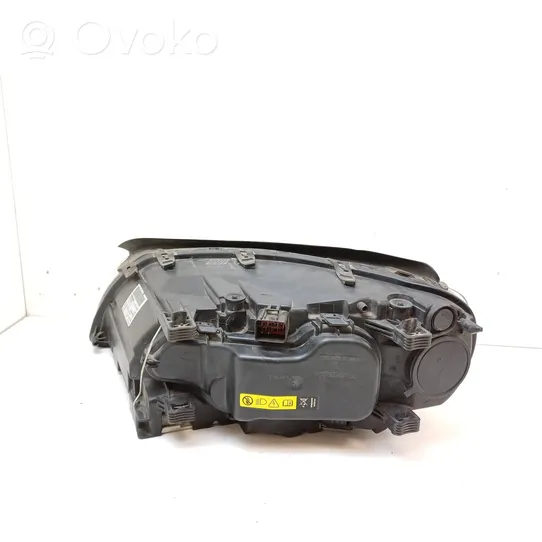 Volvo XC70 Lampa przednia 31383541