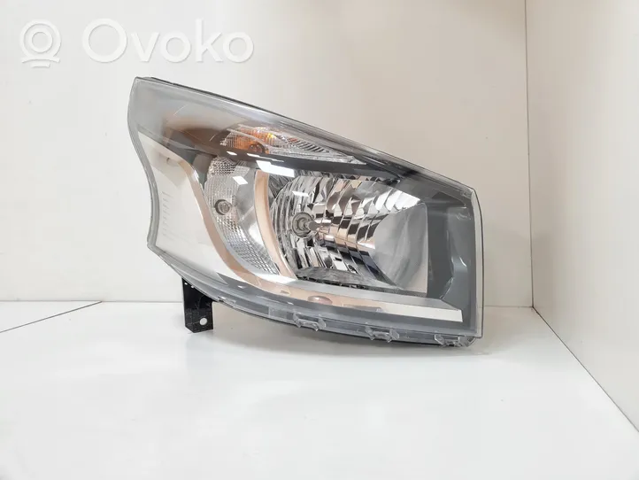 Renault Trafic III (X82) Lampa przednia 260101161R