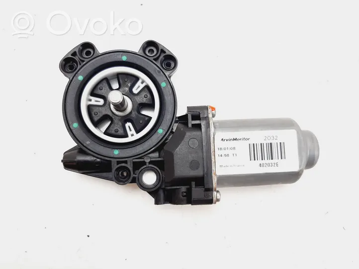 Nissan Qashqai Moteur de lève-vitre de porte avant 402032E