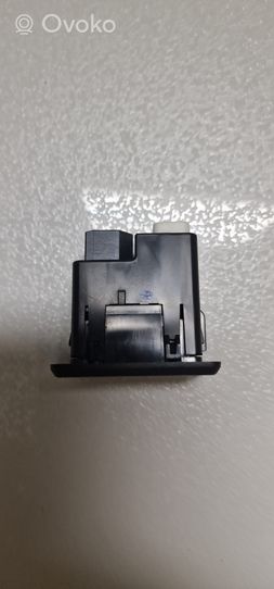 Nissan X-Trail T32 USB socket connector 795405004