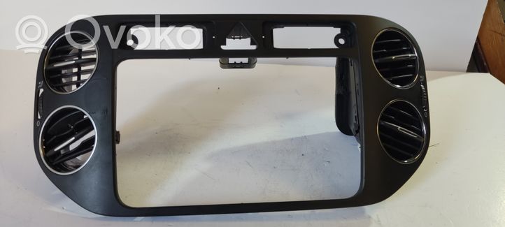 Volkswagen Tiguan Radio/GPS head unit trim 5M0858071H