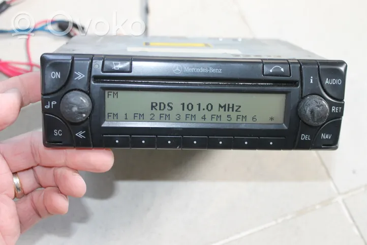 Mercedes-Benz CLK A208 C208 Unité principale radio / CD / DVD / GPS A2088200285