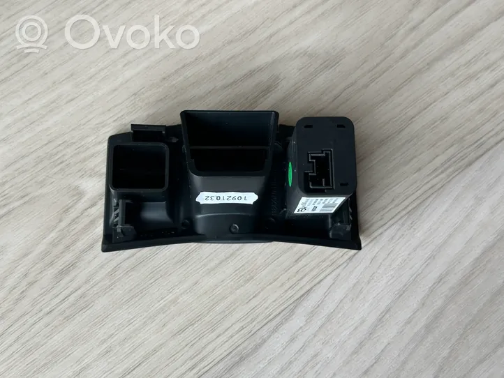 Peugeot 308 USB-pistokeliitin 9834343680