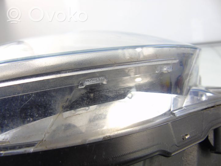 Renault Twingo III Lampa przednia 260103835R