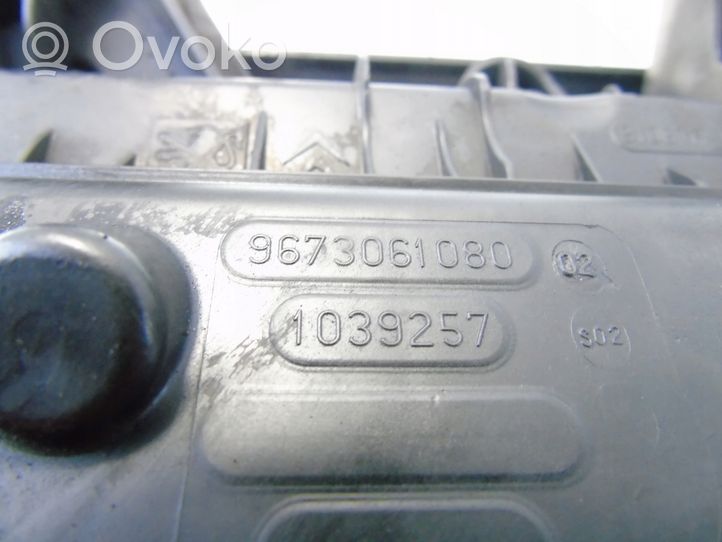 Peugeot 5008 Caja del filtro de aire 9673061080