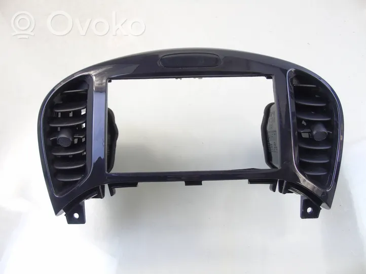 Nissan Juke I F15 Griglia di ventilazione centrale cruscotto 682601KE0A