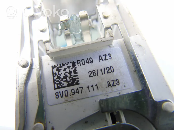 Audi A3 8Y Lampka podsufitki tylna 8V0947111