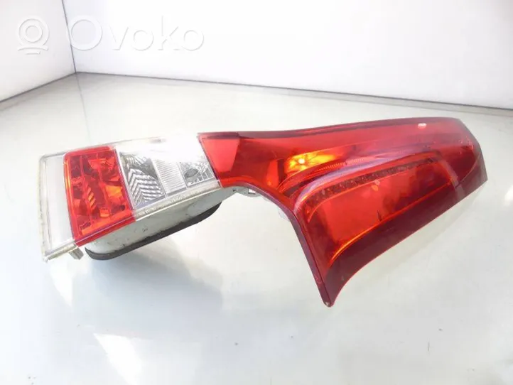 Volvo V70 Aizmugurējais lukturis virsbūvē 