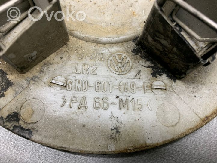 Volkswagen PASSAT B3 Ohjauspyörän mutterin suojakansi 6N0601149