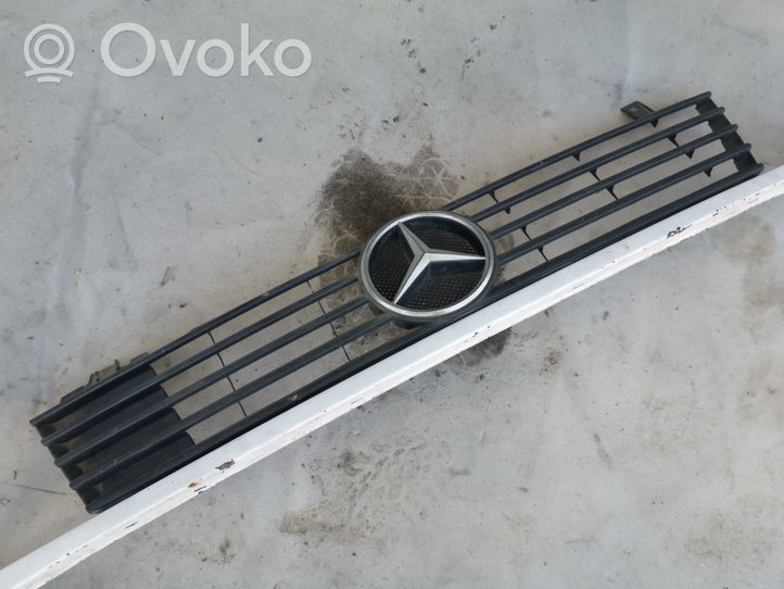 Mercedes-Benz Vito Viano W638 Grille calandre supérieure de pare-chocs avant A6388880415