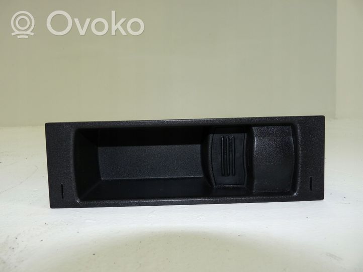 Volkswagen Tiguan USB jungtis 8E0857925E