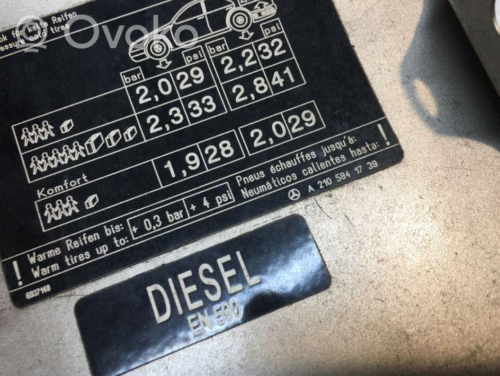 Mercedes-Benz E W210 Bouchon, volet de trappe de réservoir à carburant A2105841739