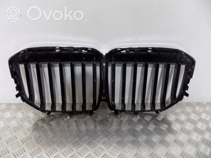 BMW X7 G07 Maskownica / Grill / Atrapa górna chłodnicy 8094566