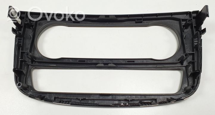 Mercedes-Benz R W251 Panelės apdailos skydas (centrinis) A2516800339