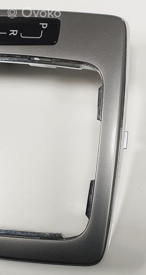 Mercedes-Benz GLK (X204) Pavarų perjungimo svirties apdaila (plastikinė) A2042670288