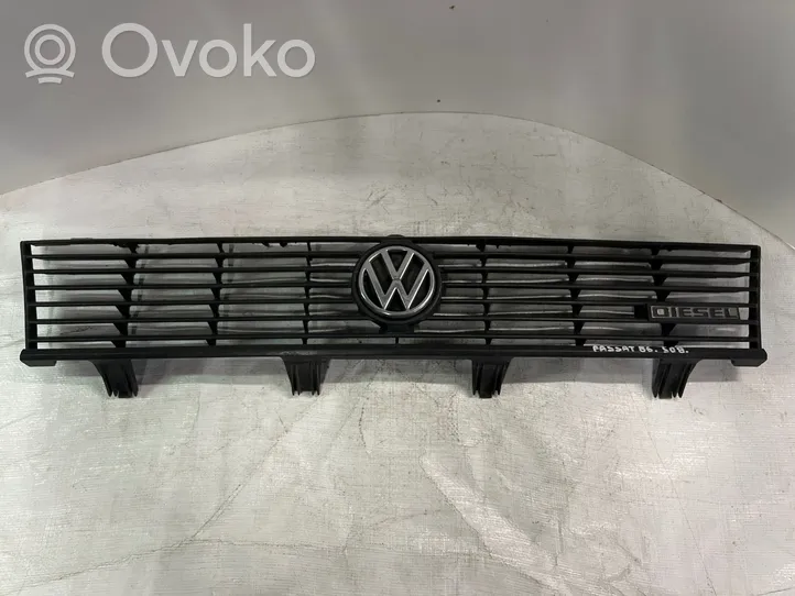 Volkswagen PASSAT B2 Uchwyt / Mocowanie zderzaka przedniego 321853653