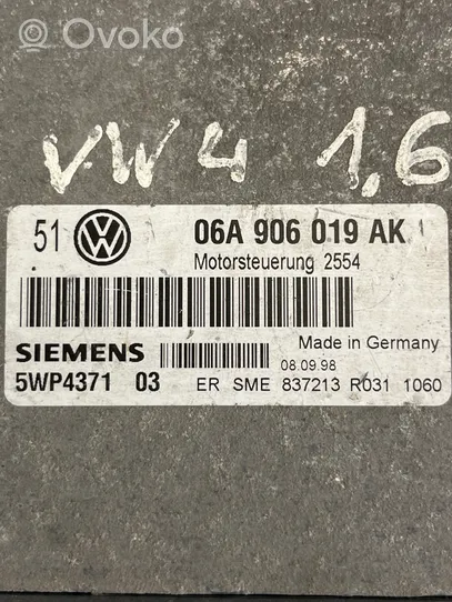 Volkswagen Golf IV Variklio valdymo blokas 06A906019AK