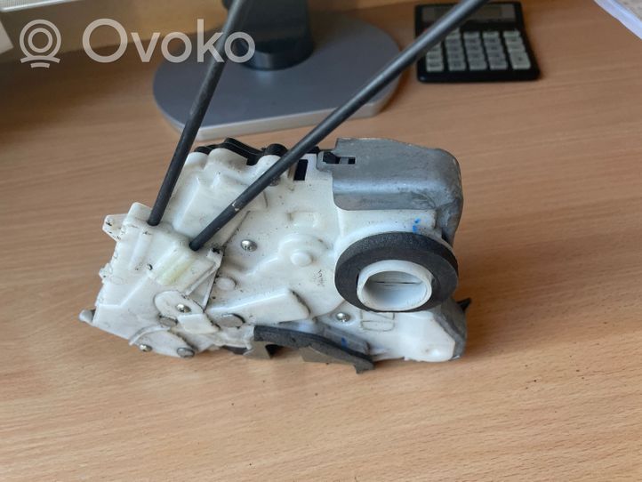 Toyota Prius (XW30) Zamek drzwi przednich 7K0957143