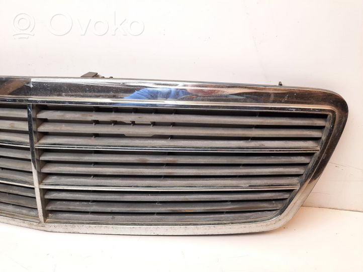 Mercedes-Benz C W203 Grille calandre supérieure de pare-chocs avant A2038800483