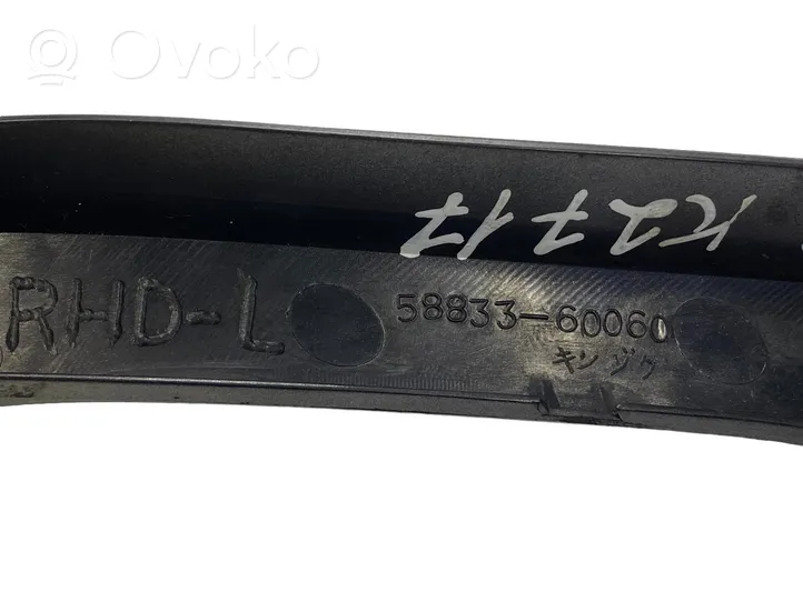 Toyota Land Cruiser (J120) Šoninė apdaila (priekinė) 5883360060