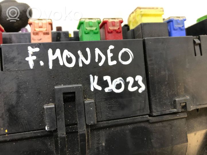 Ford Mondeo Mk III Boîte à fusibles 1s7t14a142aa
