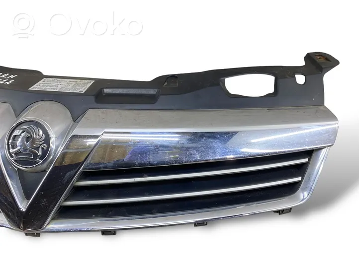 Opel Astra H Maskownica / Grill / Atrapa górna chłodnicy 13225788