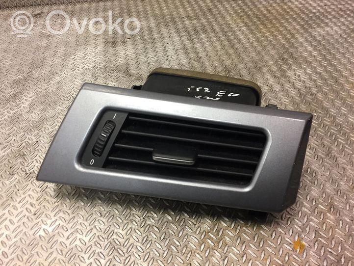 BMW 5 E60 E61 Lango oro grotelės 6949303