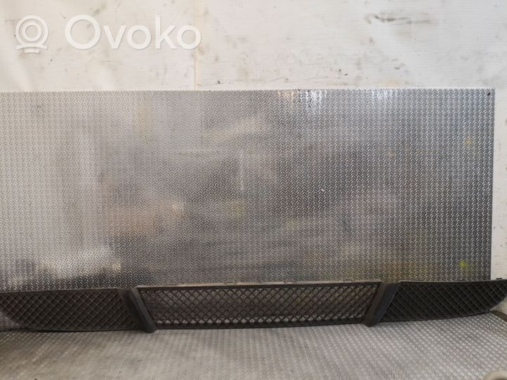 BMW 1 E81 E87 Grille inférieure de pare-chocs avant 7166605