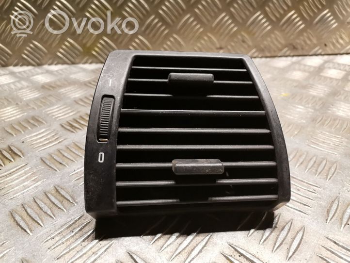 BMW X5 E53 Lango oro grotelės 8402216