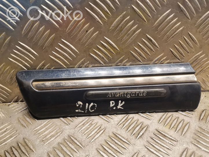 Mercedes-Benz E W210 Grill / Wlot powietrza błotnika przedniego 2106900182