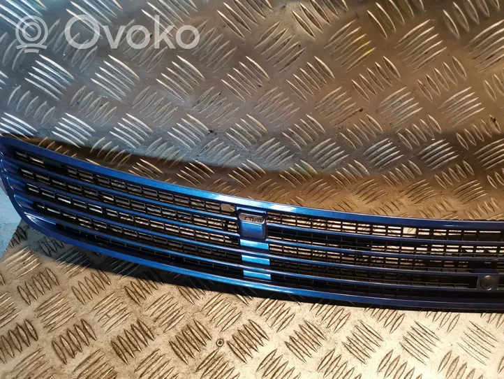 Mercedes-Benz C W203 Grille calandre supérieure de pare-chocs avant 2038800205