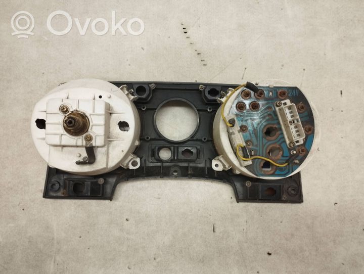 Toyota Land Cruiser (FJ60) Spidometras (prietaisų skydelis) 8310090902