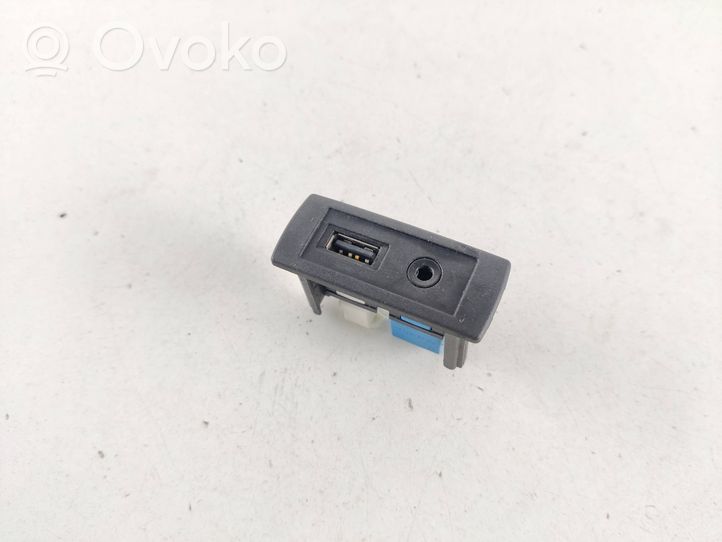 Mercedes-Benz Vito Viano W447 USB-pistokeliitin A4478200087