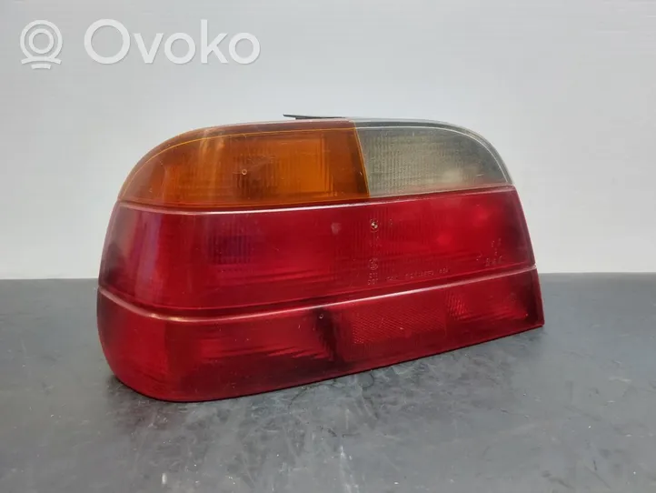 BMW 7 E38 Lampy tylnej klapy bagażnika 