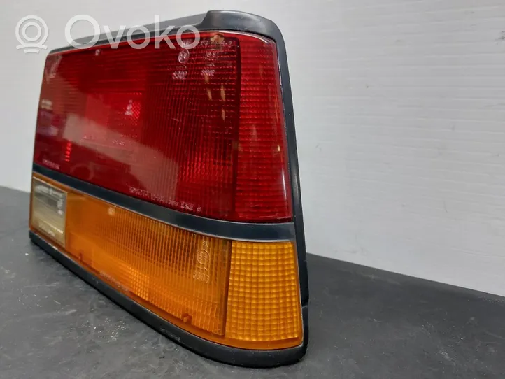 Toyota Corolla E80 Lampy tylnej klapy bagażnika 