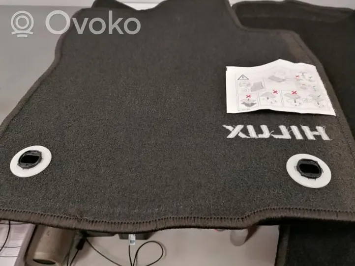Toyota Hilux (AN120, AN130) Kit tapis de sol auto 