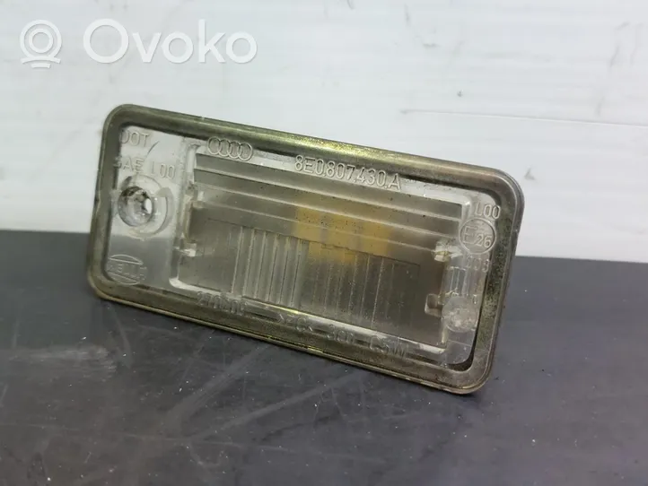 Audi A4 S4 B6 8E 8H Lampa oświetlenia tylnej tablicy rejestracyjnej 