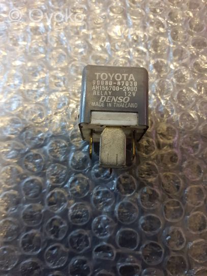 Toyota Corolla Verso E121 Boîte à fusibles 9008087030