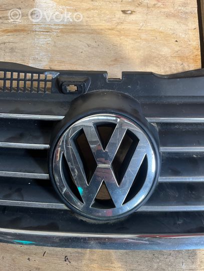 Volkswagen PASSAT B5.5 Etupuskurin ylempi jäähdytinsäleikkö 3B0853651H