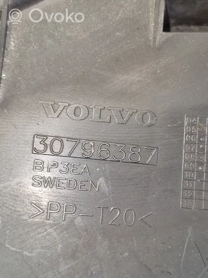 Volvo V70 Uchwyt / Mocowanie zderzaka przedniego 30796387