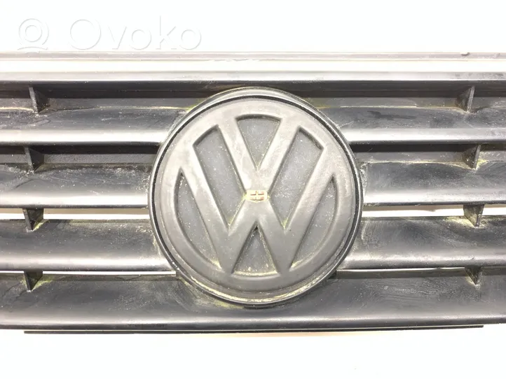 Volkswagen Polo II 86C 2F Grille calandre supérieure de pare-chocs avant 