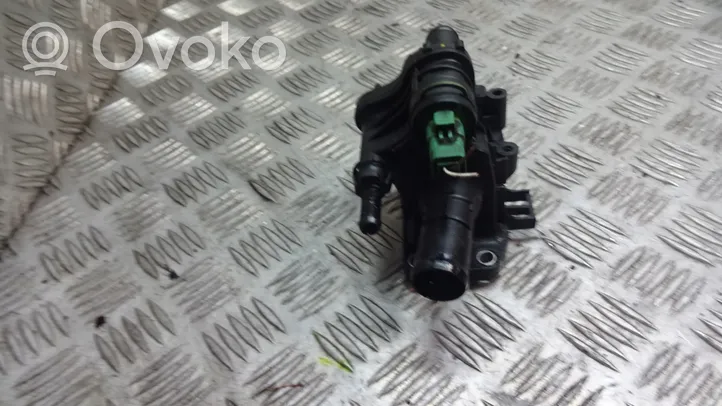 Ford Focus C-MAX Boîtier de thermostat / thermostat 9647767180