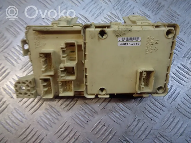 Toyota Avensis Verso Sulakerasian kansi 89221-44030