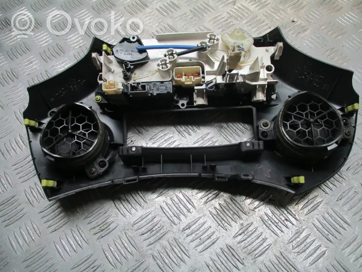 Toyota Yaris Konsola środkowa / Radio / GPS 