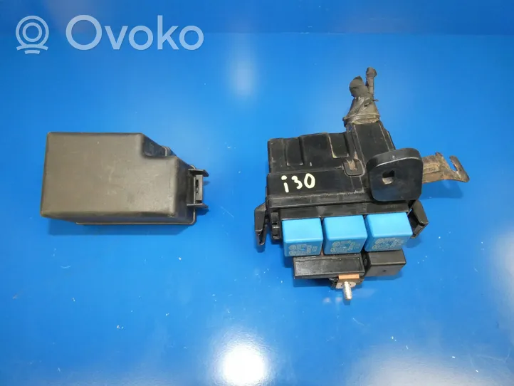 Hyundai i30 Relay mounting block 1879001034