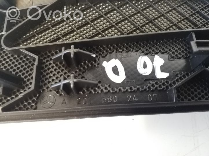 Mercedes-Benz E C207 W207 Lango oro grotelės A2076802407