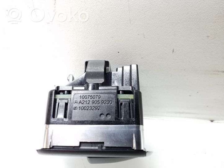 Mercedes-Benz CLA C117 X117 W117 Interruptor para abrir la puerta trasera A2129059200