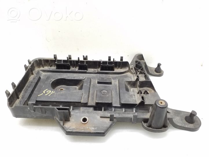 Volkswagen PASSAT CC Battery tray 1K0915333