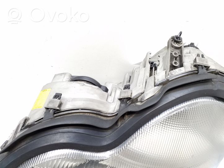 Mercedes-Benz C W203 Lampa przednia A2038201161